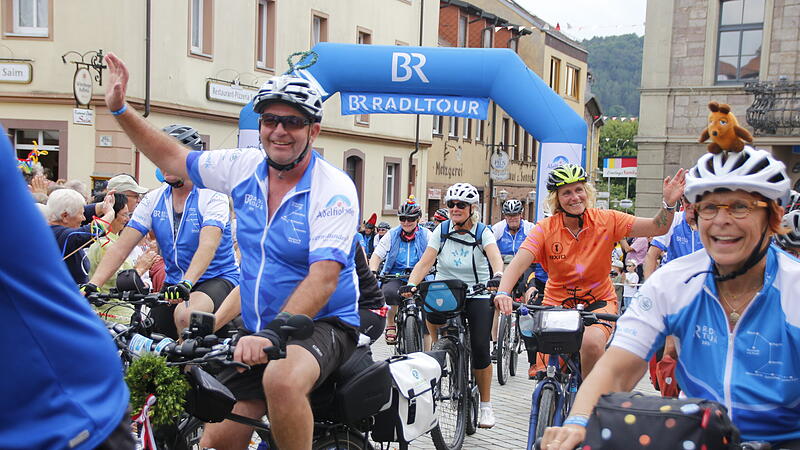 Zieleinfahrt der BR-Radltour 2025 in Hammelburg am MarktplatzZieleinfahrt der BR-Radltour 2025 in Hammelburg am Marktplatz