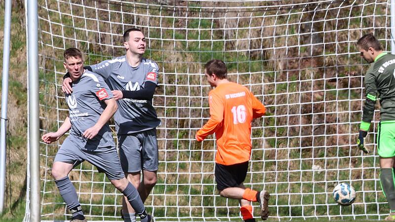 Nach vier Spielminuten macht der Teuschnitzer Lukas Hummel (links) den F&uuml;hrungstreffer gegen den SV Buchbach.
