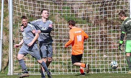 Nach vier Spielminuten macht der Teuschnitzer Lukas Hummel (links) den F&uuml;hrungstreffer gegen den SV Buchbach.