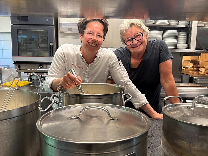Eine &bdquo;Weiberwirtschaft&ldquo;: K&uuml;chenchefin Doris Reck-Hartmann (links) und ihre Mutter Irmgard verw&ouml;hnen ihre G&auml;ste mit &bdquo;Soulfood&ldquo;.