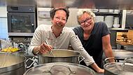 Eine &bdquo;Weiberwirtschaft&ldquo;: K&uuml;chenchefin Doris Reck-Hartmann (links) und ihre Mutter Irmgard verw&ouml;hnen ihre G&auml;ste mit &bdquo;Soulfood&ldquo;.