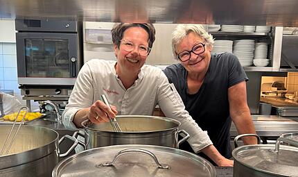 Eine &bdquo;Weiberwirtschaft&ldquo;: K&uuml;chenchefin Doris Reck-Hartmann (links) und ihre Mutter Irmgard verw&ouml;hnen ihre G&auml;ste mit &bdquo;Soulfood&ldquo;.