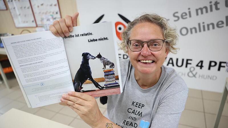 Mit einem Lachen schl&auml;gt Christine Str&ouml;hlein Seite 27 auf: Dort ist ihr Hund Aragorn, ein Galgo Espanol, mit seiner Hunde-Freundin Ronja, einem Chichuahua, zu sehen. &bdquo;Gr&ouml;&szlig;e ist relativ, Liebe nicht&ldquo; ist das Motto.
