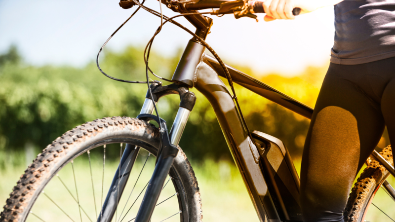 Mit einem E-Mountainbike kann man m&uuml;helos H&uuml;gel und unebenes Terrain &uuml;berwinden. Sie sind besonders n&uuml;tzlich f&uuml;r Menschen, die ihre k&ouml;rperliche Anstrengung reduzieren m&ouml;chten, ohne auf das Fahrerlebnis zu verzichten.