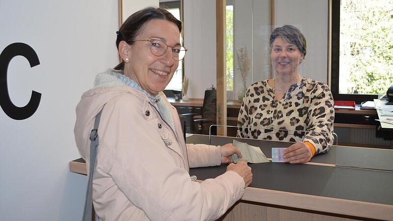 In der Fahrerlaubnisbehörde: Susan Albert-Balles (links) tauscht ihren Führerschein bei Sabine Lorz um. In der Fahrerlaubnisbehörde: Susan Albert-Balles (links) tauscht ihren Führerschein bei Sabine Lorz um.