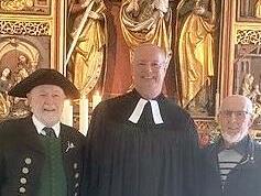 Eiserne Konfirmation (65 Jahre) feierte Friedrich Ha&szlig;lauer und Gnadenkonfirmation (70 Jahre) Walter Zimmer, hier zusammen mit Pfarrer Hermann Ruttmann.