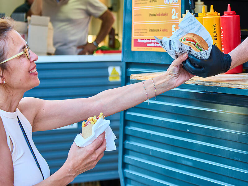 Streetfood-Festival, Burger, Streetfood-Truck Bei der Genussmeile in Münnerstadt verkaufen verschiedene regionale Anbieter Essen und Getränke.