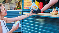 Streetfood-Festival, Burger, Streetfood-Truck Bei der Genussmeile in Münnerstadt verkaufen verschiedene regionale Anbieter Essen und Getränke.