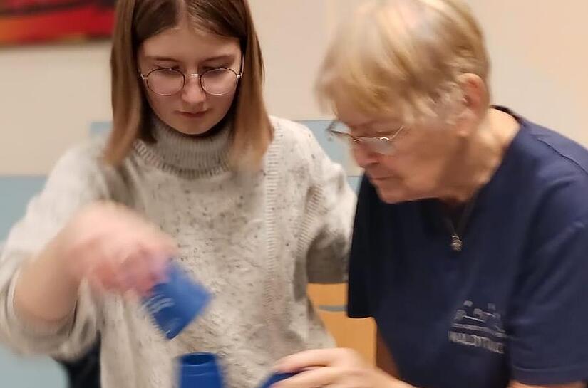 Christin Vichtl (16) und Waltraud Deutschmann (89) beim w&ouml;chentlichen Training der  Coburg Stack-Power.