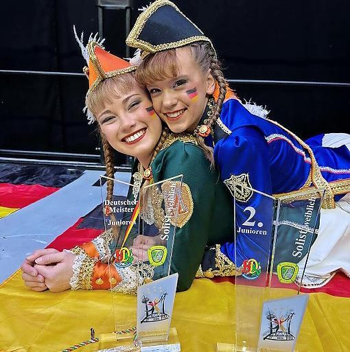 Deutsche Meisterin und Vize: Melissa Wacker (links) und Mila Protzmann dominierten in ihrer Altersklasse die Konkurrenz. Die Drittplatzierte hatte &uuml;ber 20 Punkte Abstand.