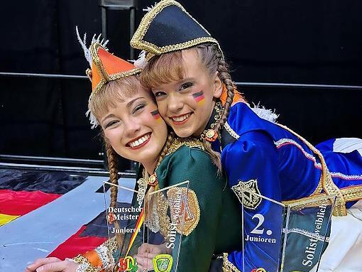 Deutsche Meisterin und Vize: Melissa Wacker (links) und Mila Protzmann dominierten in ihrer Altersklasse die Konkurrenz. Die Drittplatzierte hatte &uuml;ber 20 Punkte Abstand.