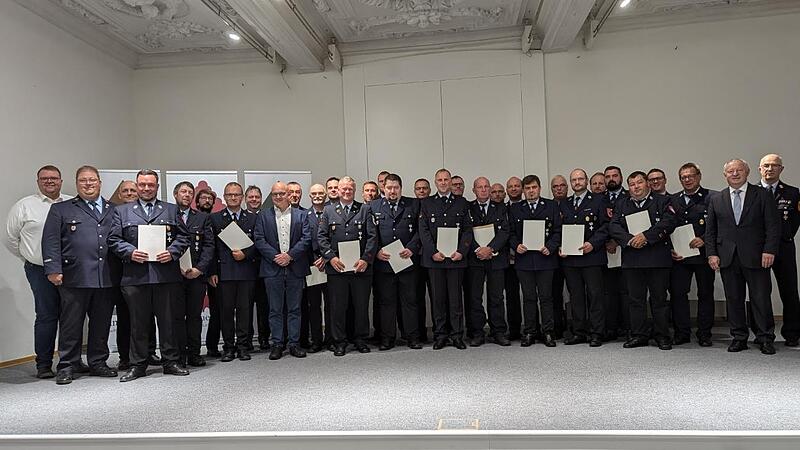 Alle Geehrten mit Vertretern der Feuerwehrführung und Landrat Thomas Bold und 2. Bürgermeister Andreas Trägner und Bürgermeister Michael Kastl. Alle Geehrten mit Vertretern der Feuerwehrführung und Landrat Thomas Bold und 2. Bürgermeister Andreas Trägner und Bürgermeister Michael Kastl.