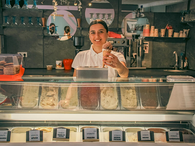 Ina Vojka mit einer Waffel des beliebten Storath-Eis