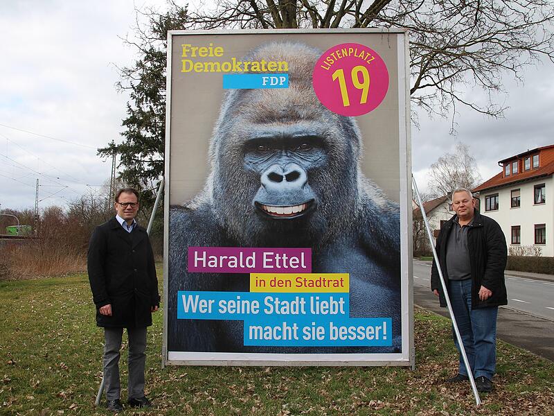 Harald Ettel (rechts) warb im Kommunalwahlkampf 2020 mit Gorilla-Plakaten. Links der Coburger FDP-Vorsitzende Michael Zimmermann.