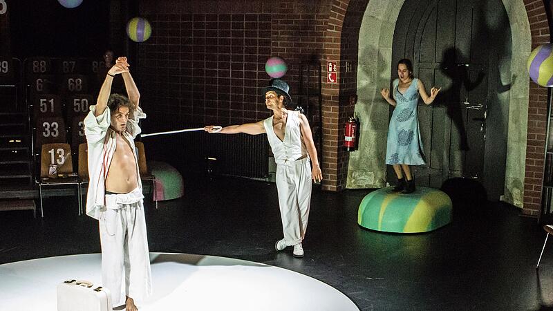 &bdquo;Die Leiden des jungen Werther&ldquo;: Probenszene mit Nils Svenja Thomas in der Titelrolle, Florian Graf als Herausgeber und Annelie Straub als Lotte (von links).