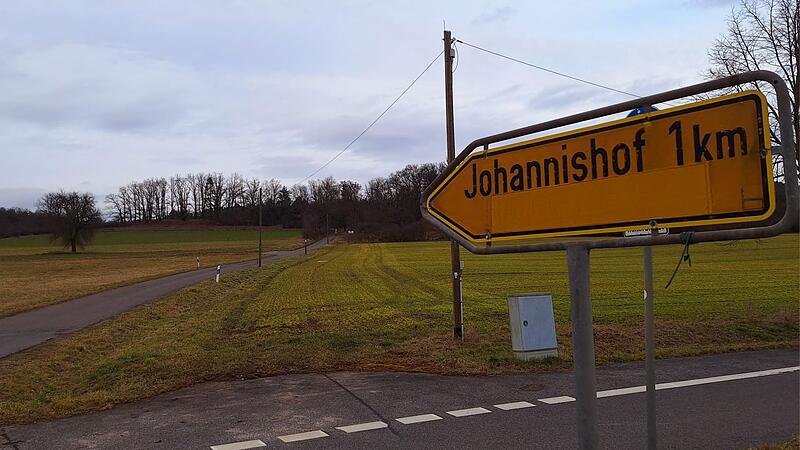 Die Einfahrt zum Johannishof befindet sich am &ouml;stlichen Ortsausgang von Oberhaid.