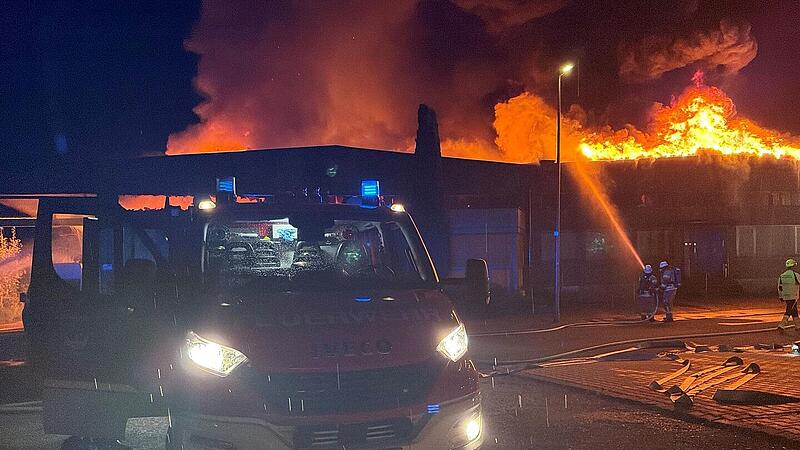 Lichtenfels: Großbrand schockt Anwohner und Mitarbeiter - "beängstigend" Lichtenfels: Großbrand schockt Anwohner und Mitarbeiter - "beängstigend"