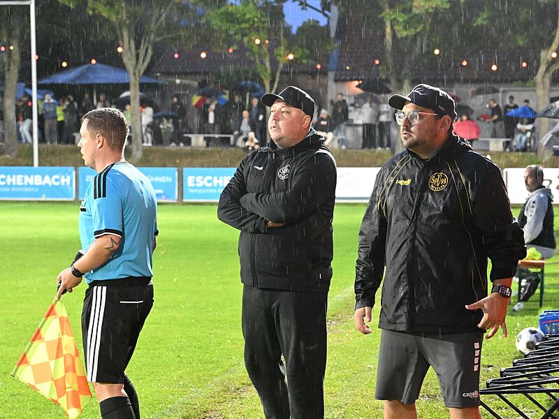 Trainer Lukas Kling (Mitte) und Torwarttrainer Fabian Kolb empfangen mit der SpVgg Bayreuth den SV Wacker Burghausen. Trainer Lukas Kling (Mitte) und Torwarttrainer Fabian Kolb empfangen mit der SpVgg Bayreuth den SV Wacker Burghausen.
