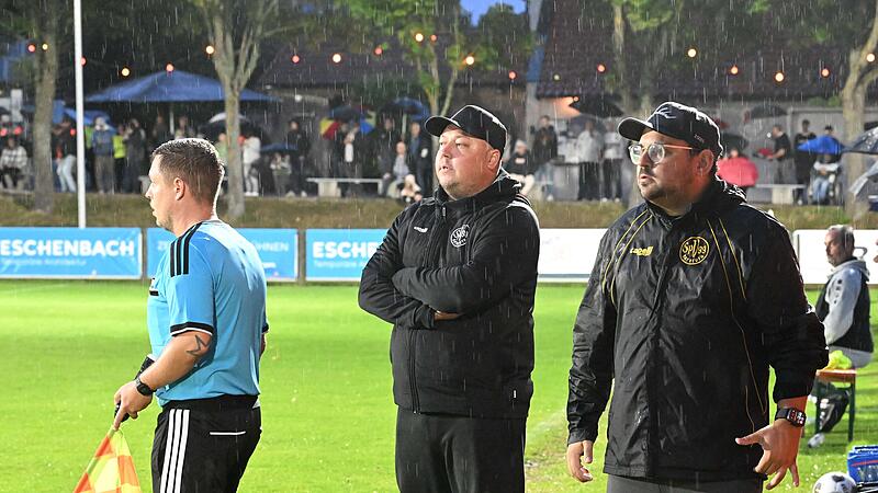 Trainer Lukas Kling (Mitte) und Torwarttrainer Fabian Kolb empfangen mit der SpVgg Bayreuth den SV Wacker Burghausen.