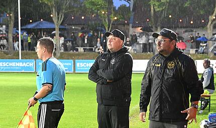 Trainer Lukas Kling (Mitte) und Torwarttrainer Fabian Kolb empfangen mit der SpVgg Bayreuth den SV Wacker Burghausen.