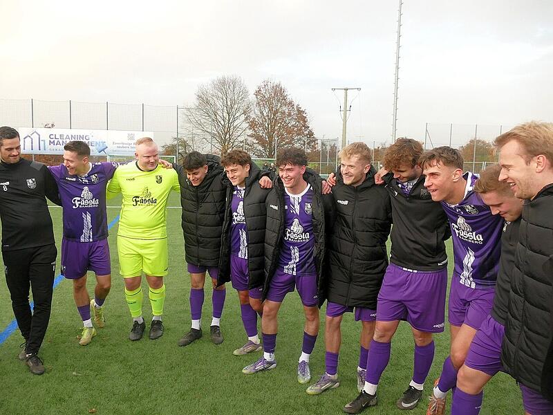 Arm in Arm feiern Jonah Schildbach und Nico Zietsch (Mitte, rechts) mit ihren Teamkollegen des FC Eintracht Bamberg drei wichtige Punkte - und ihre ersten Tore.