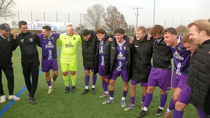 Nico Zietsch und Jonah Schildbach treffen erstmals für den FC Eintracht Bamberg Arm in Arm feiern Jonah Schildbach und Nico Zietsch (Mitte, rechts) mit ihren Teamkollegen des FC Eintracht Bamberg drei wichtige Punkte - und ihre ersten Tore.
