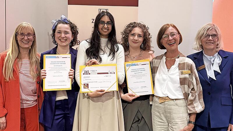 Die Organisatorinnen mit den Preisträgerinnen (von links): Zontian Katharina Engelhardt, Sabrina Brehm (3. Preis), Maleeha Rasool (1. Preis), Jana Morokhovskyi (2. Preis), Zonta-Präsidentin Doris Wiening und Zontian Gabriele Wille. Die Organisatorinnen mit den Preisträgerinnen (von links): Zontian Katharina Engelhardt, Sabrina Brehm (3. Preis), Maleeha Rasool (1. Preis), Jana Morokhovskyi (2. Preis), Zonta-Präsidentin Doris Wiening und Zontian Gabriele Wille.