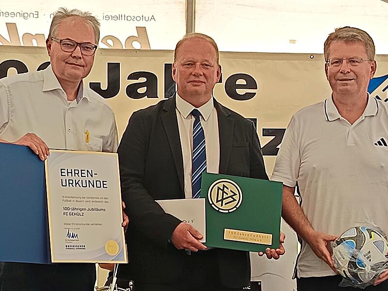 Die Ehrenplakette des Deutschen Fußball-Bundes überreichten Thomas Unger (links, BFV-Bezirksvorsitzender) und Ulrich Pochmann (rechts, BFV-Kreisvorsitzender) an FC-Vorsitzenden Martin Bittruf. Die Ehrenplakette des Deutschen Fußball-Bundes überreichten Thomas Unger (links, BFV-Bezirksvorsitzender) und Ulrich Pochmann (rechts, BFV-Kreisvorsitzender) an FC-Vorsitzenden Martin Bittruf.