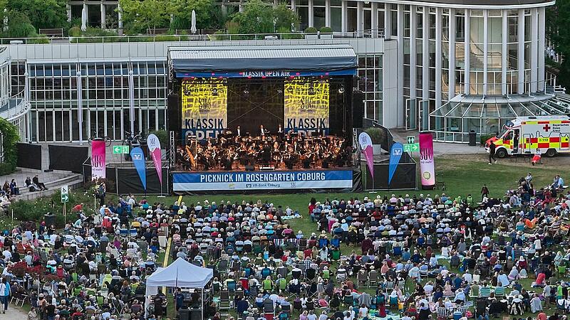 Das Klassik-Open-Air im Coburger Rosengarten ist Kult. Auch in diesem Jahr werden wieder bis zu 5000 Besucher erwartet. Das Klassik-Open-Air im Coburger Rosengarten ist Kult. Auch in diesem Jahr werden wieder bis zu 5000 Besucher erwartet.
