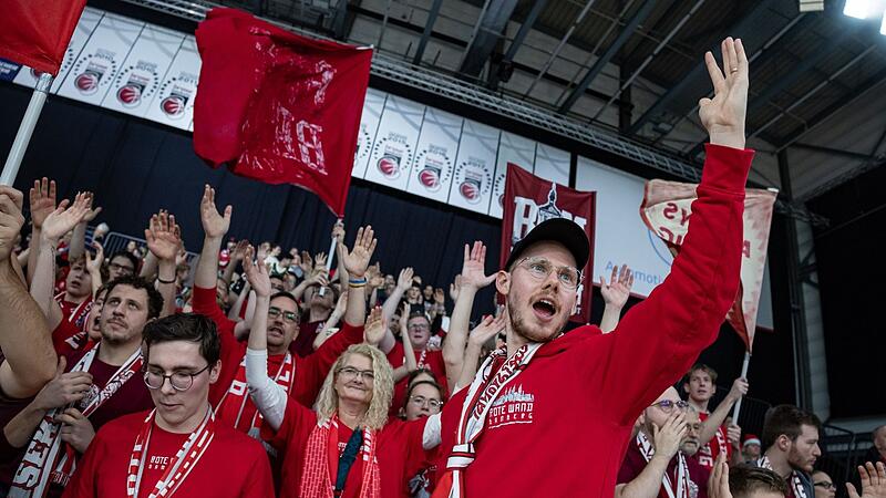 Lukas Winkler (vorne) gibt bei der Sektion S&uuml;dblock den Takt vor. F&uuml;r die kommenden Wochen w&uuml;nscht er sich Zusammenhalt.