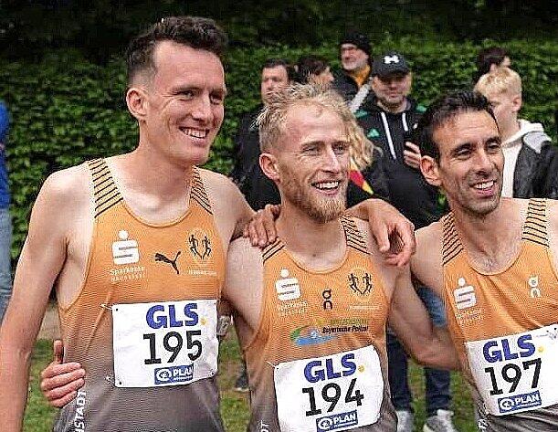 Zehn Mal wurde Florian Bremm (Mitte) bereits Deutscher Meister mit der Staffel. In R&ouml;dental muss er beim 5. Bahnmeeting des VfB Einberg und LAV Neustadt die Norm &uuml;ber die dreimal 1000 Meter schaffen, um bei der Deutschen Meisterschaft 14 Tage sp&auml;ter in Celle starten zu d&uuml;rfen.