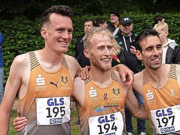 Zehn Mal wurde Florian Bremm (Mitte) bereits Deutscher Meister mit der Staffel. In R&ouml;dental muss er beim 5. Bahnmeeting des VfB Einberg und LAV Neustadt die Norm &uuml;ber die dreimal 1000 Meter schaffen, um bei der Deutschen Meisterschaft 14 Tage sp&auml;ter in Celle starten zu d&uuml;rfen.