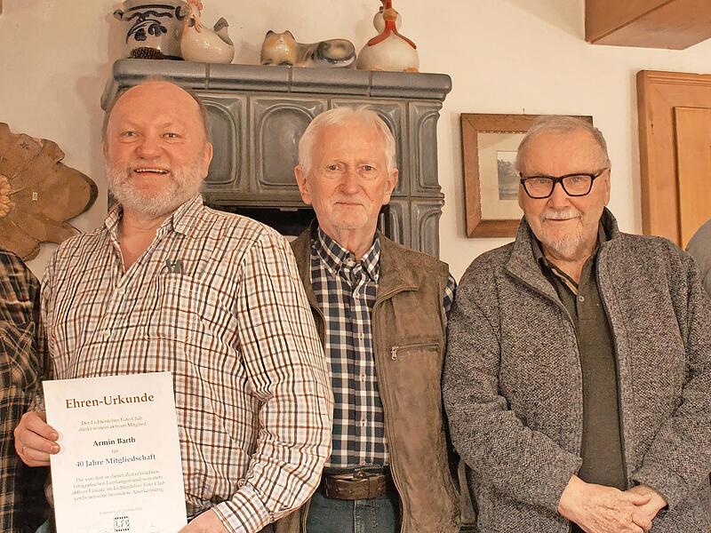 Der neue Vorstand des Lichtenfelser Foto-Clubs mit (von links) Peter M&uuml;ller (Vorsitzender), Armin Barth (Kassenpr&uuml;fer sowie geehrtes Mitglied, 40 Jahre), Siegfried Mischke (stv. Vorsitzender), Herbert Ramer (Kassenpr&uuml;fer) und Mirko Gahn (Schriftf&uuml;...
