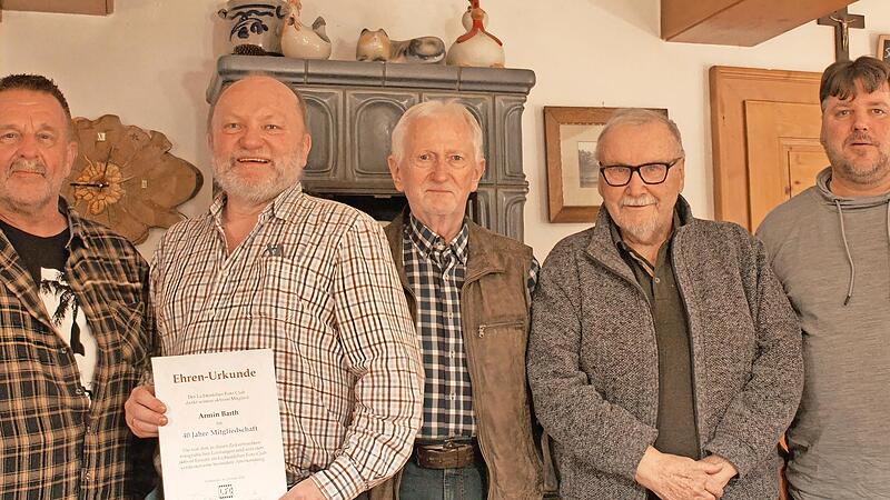 Der neue Vorstand des Lichtenfelser Foto-Clubs mit (von links) Peter M&uuml;ller (Vorsitzender), Armin Barth (Kassenpr&uuml;fer sowie geehrtes Mitglied, 40 Jahre), Siegfried Mischke (stv. Vorsitzender), Herbert Ramer (Kassenpr&uuml;fer) und Mirko Gahn (Schriftf&uuml;...