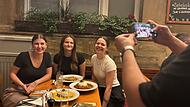 Lilly, Alisa und Sophie (v.l.n.r)  haben einen gemeinsamen Instagram-Account ins Leben gerufen. Unter dem Namen  &bdquo;Dorfdinnerdamen&ldquo; testen sie sich durch Bambergs kulinarisches Angebot.