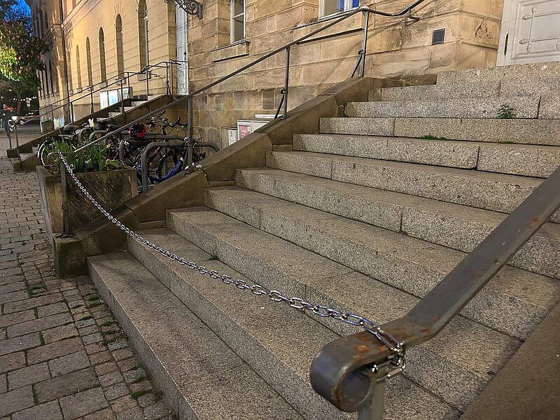 Ketten am Coburger LandestheaterKetten am Coburger Landestheater Ketten versperren die Treppen am Coburger Landestheater.
