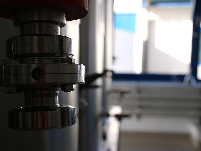 Brauwettbewerb am Institut Romeis Seitenansicht der Metallbottiche im Sudhaus.