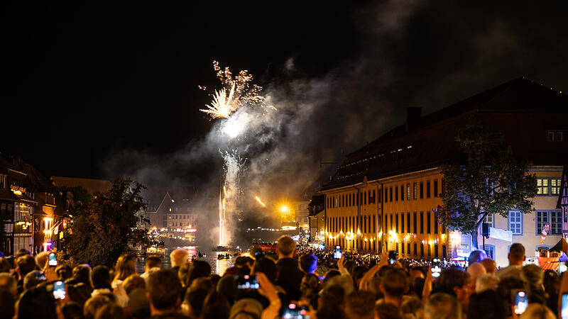 Feuerwerk &uuml;ber der Regnitz: So endet die Sandkerwa 2026.