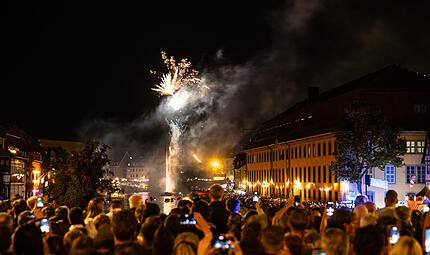 Feuerwerk &uuml;ber der Regnitz: So endet die Sandkerwa 2026.