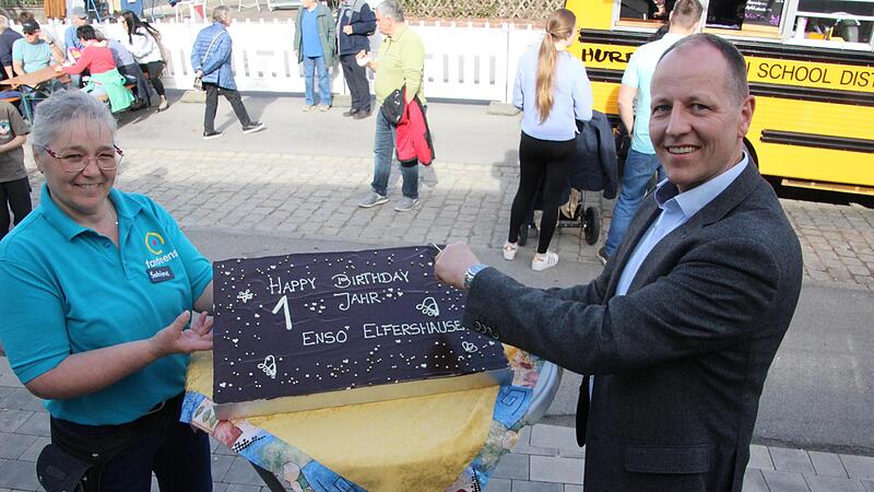 Filialleiterin Sabine Enzinger und B&uuml;rgermeister Johannes Krumm schneiden die von B&auml;ckermeister Marc Scheller spendierte Torte an und verteilten die St&uuml;cke unter den G&auml;sten.