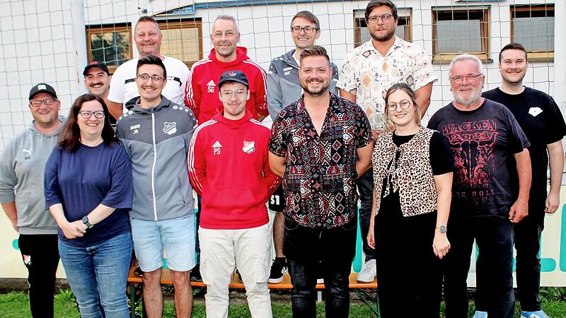 Anlässlich der Generalversammlung des FC Schwürbitz wurde kürzlich im Clubheim die bewährte Vorstandschaft um Lukas Schäfer im Amt bestätigt (von links in der oberen Reihe): Christian Wich I., Stefan Götz, Maximilian Kraus, Kevin Gebhardt, (untere...