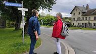 Ute Hildebrandt und Dagmar Heinlein diskutieren gegen&uuml;ber der Einfahrt zum Steinbacher Bahnhof &uuml;ber einen m&ouml;glichen Fu&szlig;g&auml;nger&uuml;berweg.