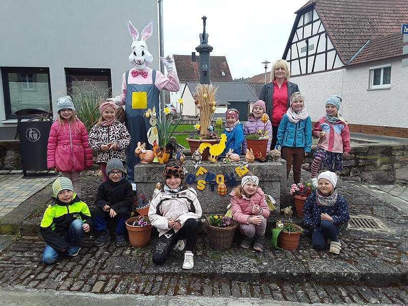 Osterbrunnen in Aura: von den Sonnenkindern vom Kindergarten St. Laurentius geschmückt