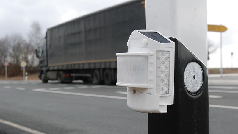 Wenn der Leitpfosten dreimal blinkt: Das System Animot soll den Autofahrer vor dem Wild warnen.