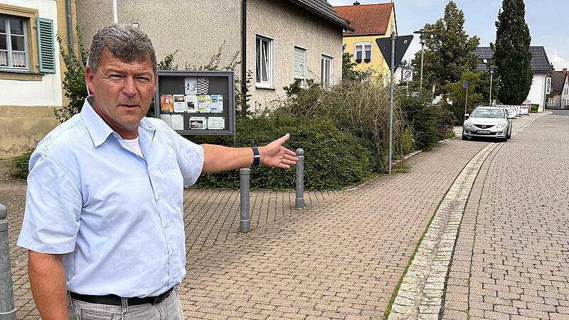 Oberhaids Erster B&uuml;rgermeister Carsten Joneitis (SPD) zeigt den Ort der geplanten AfD-Kundgebung mit Stephan Brandner an der Unteren Stra&szlig;e.
