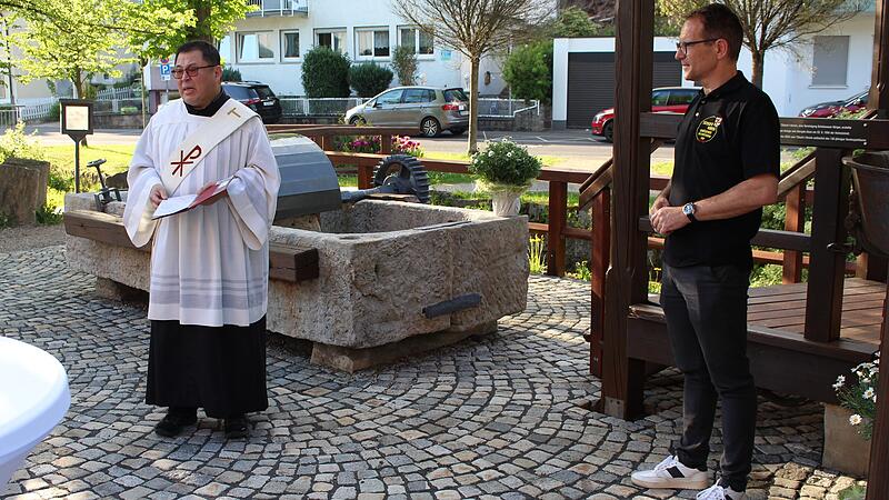 Diakon Kim Sell und Michael Sch&auml;fer (v.l.) bei der Einweihung des Kollergangs im Georgi-Kurpark in Bad Br&uuml;ckenau.