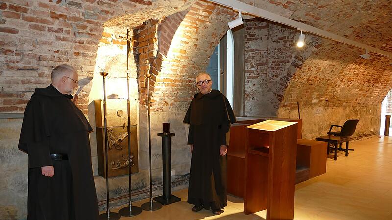 Prior Pater Klemens August Droste (links) und Mesner Frater Bonifatius Dittrich sorgen daf&uuml;r, dass das Ausweichquartier Klosterladen f&uuml;r Gottesdienste liturgiegerecht eingerichtet wird.