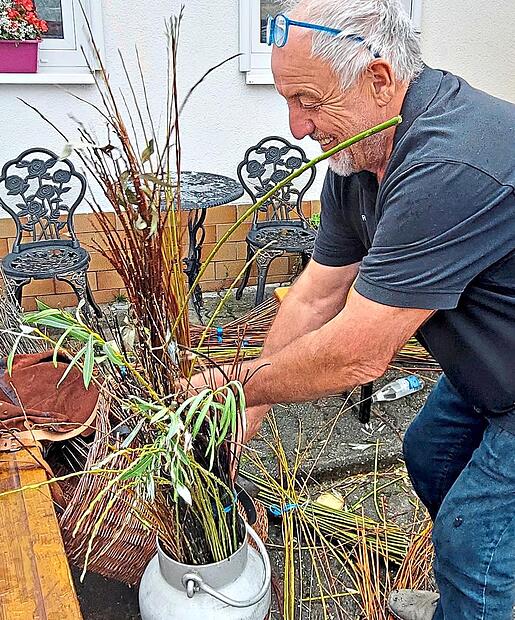 Besucher des Klosterfests in Aurachtal durften dem Korbflechter zusehen.