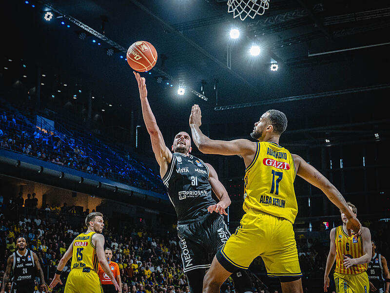 Basketball Alba vs Bamberg Zum Center-Duell zwischen Daniel Keppeler (links) und Norris Agbakoko kommt es diesmal nicht. Der Berliner "Big Man" fällt lange Zeit aus.