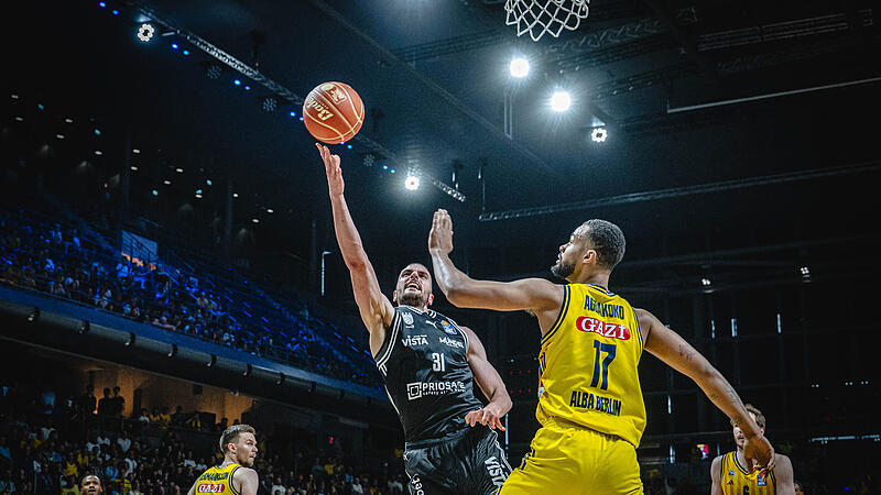 Zum Center-Duell zwischen Daniel Keppeler (links)  und Norris Agbakoko kommt es diesmal nicht. Der Berliner "Big Man" f&auml;llt lange Zeit aus.